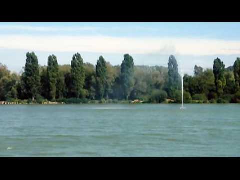 Les premières images du nouveau jet d'eau du lac de Vaivre (Haute-Saône)