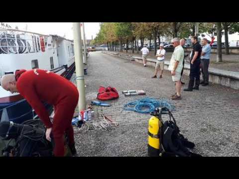 Nancy : le "Princess" piégé par de la fibre optique immergée, les plongeurs en action