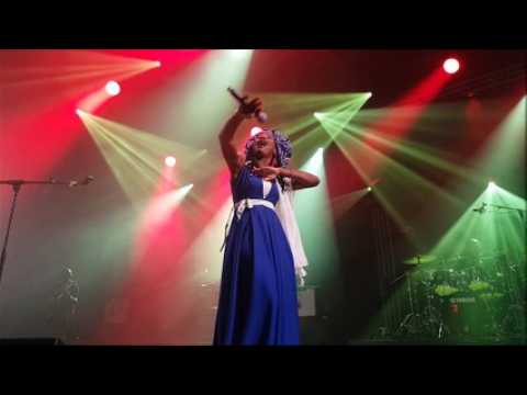 Voyage dépaysant avec Fatoumata Diawara sous le Chapiteau du NJP