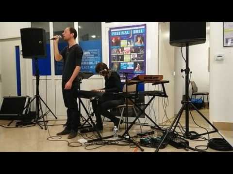 Festival Jacques Brel. Les artistes dans la ville. Nico Étoile chante au bureau de la poste de Vesoul