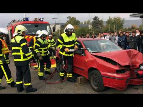 Démonstration d'une désincarcération au lycée technique Hanzelet de Pont-à-Mousson, par les sapeurs-pompiers mussipontain