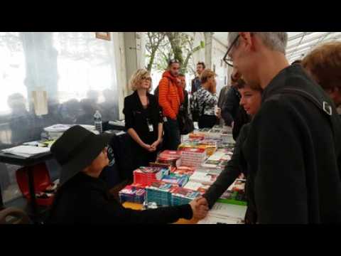 Séance de dédicaces avec Amélie Nothomb