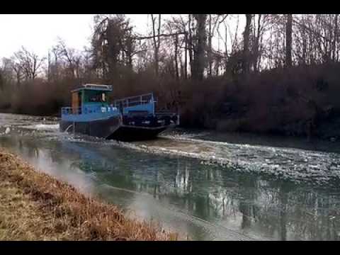 Le brise-glace des voies navigables de France rouvre le canal de la Marne au Rhin