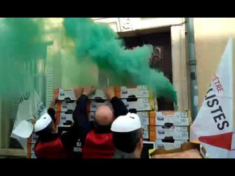 Nancy : les buralistes deposent deux tonnes de carottes devant la permanence de Chaynesse...