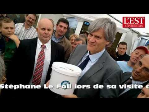 Un agriculteur de Haute-Saone offre a Stephane Le Foll un pot de cinq kilos de...