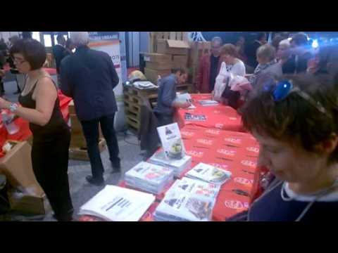 Laurent Mariotte dédicace son livre au salon habitat de bois d'Epinal