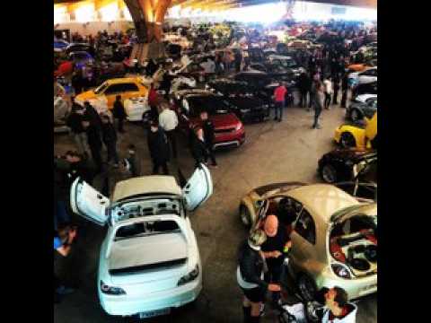 VIDEO : d'incroyables bolides dans les allées du salon de la personnalisation auto...