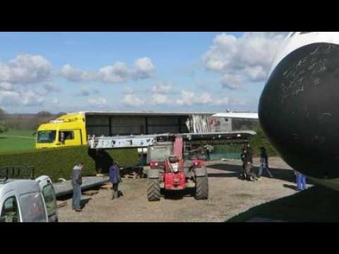 Le déchargement des ailes des avions Antonov en...