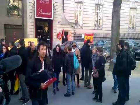 Baccarat rassemblement devant le siège parisien