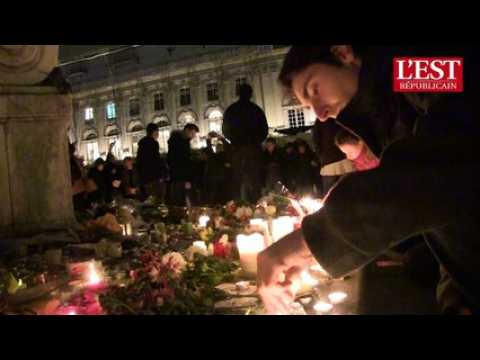 Nancy : les étudiants dans le recueillement place Stanislas