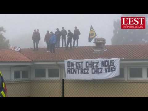 Arry sur Moselle :  sur le toit du centre aere ils pronent la...