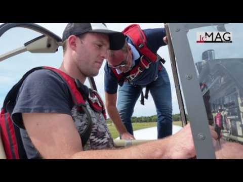 Tom découvre la voltige aérienne