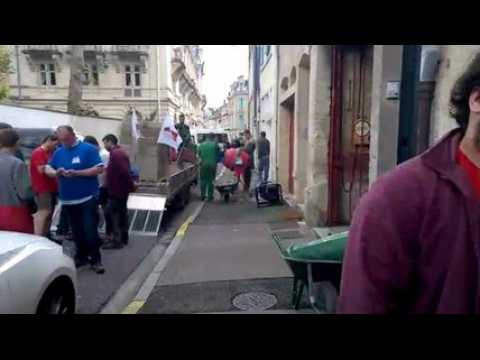 Les Jeunes Agriculteurs montent un mur de protestation devant la permanence du...