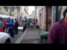Les Jeunes Agriculteurs montent un mur de protestation devant la permanence du...