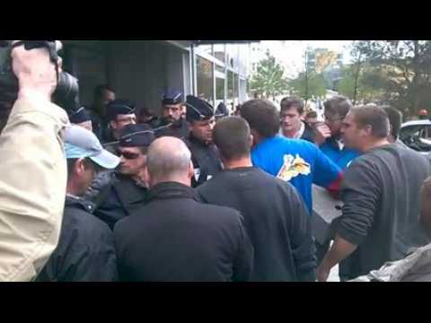 Nancy manif agriculteurs : Une cinquantaine d'agriculteurs munis de parpaings tentent d'entrer dans la tour...