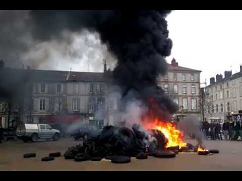 Lunéville : les agriculteurs ont déversé des pneus devant la permanence du député Jacques Lamblin