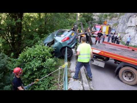 Accident de voiture spectaculaire dans le ravin à Lods (Doubs)