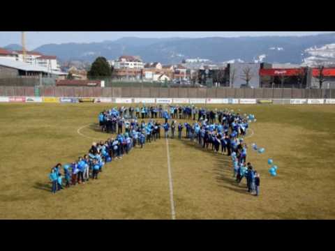 Mars Bleu : ruban humain et lâcher de ballons à Pontarlier