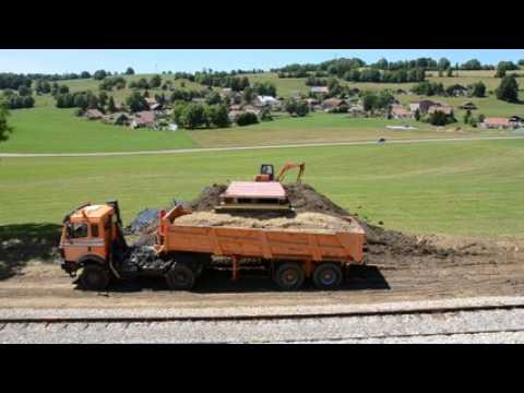 Une moto du Team Bourny va sauter par dessus une locomotive