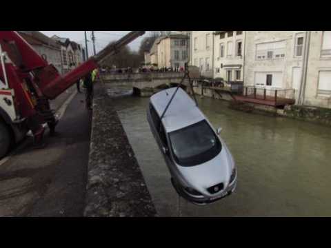 Meuse: en voiture et en marche avant dans le canal