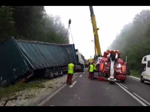 Accident camion-voiture en Haute-Saône : une grue pour relever le poids-lourd