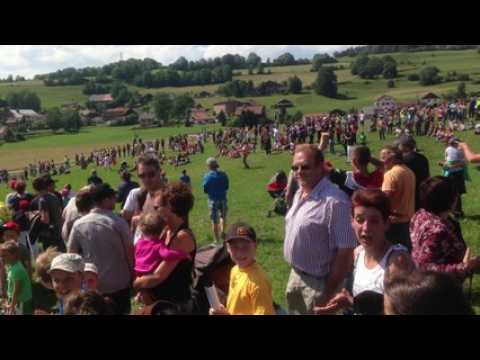 Cascade moto au-dessus d'une locomotive - Team Bourny