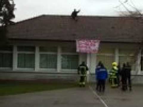 Belleville: un homme retranché sur le toit d'une école