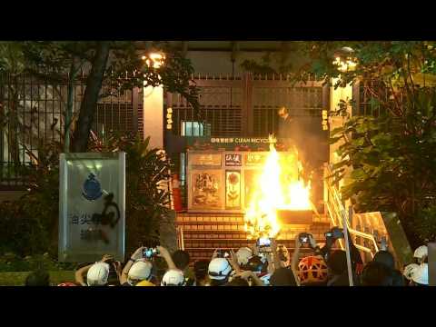 Honk Kong: protesters light a fire next to Kowloon's police