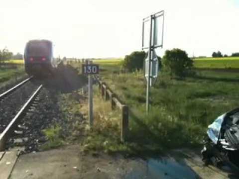train percute une voiture à l'arrêt