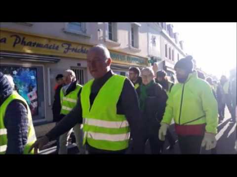 Acte X à Lure : les gilets jaunes défilent et prononcent un discours devant le tribunal d'instance