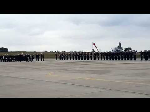 La ministre Florence Parly et le général  Lavigne, commandant des forces armées aériennes, passent en revue les troupes lors de l'hommage funèbre à Baptiste Chirié et à Audrey Michelon