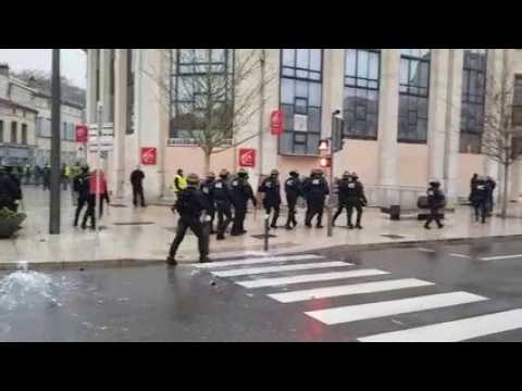 Bar-le-Duc : CRS et gilets jaunes boulevard de La Rochelle
