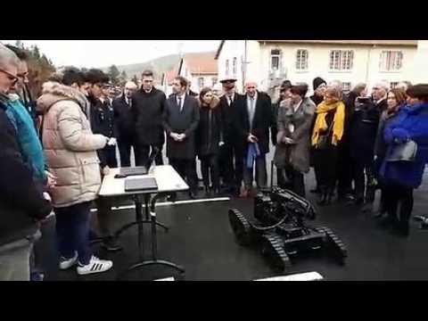 Des étudiants de l'IUT Nancy-Brabois font découvrir un robot de détection et de reconnaissance à Christophe Castaner