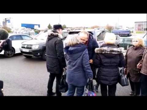 Arrivée de la famille de Stéphane Dieterich pour le procès du meurtre