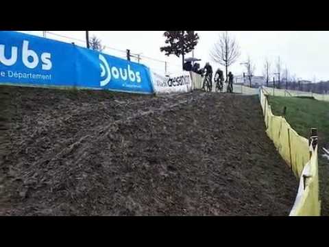 Championnat de France de cyclocross :  le franc comtois Quentin Bourg est en tête de la course juniors