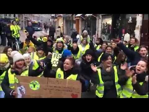 Les femmes gilets jaunes manifestent dans les rues de Besançon