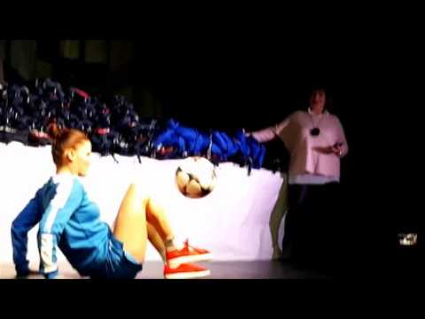 Kelly, ancienne joueuse de l'ASNL, fait une démonstration de foot freestyle