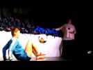 Kelly, ancienne joueuse de l'ASNL, fait une démonstration de foot freestyle