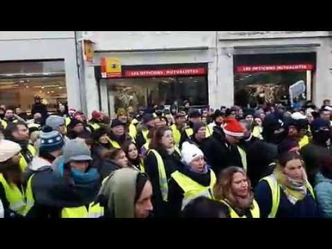 Les gilets jaunes chantent la Marseillaise à Besançon