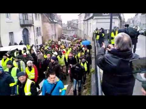 Les gilets jaunes défilent dans les rues de Besançon