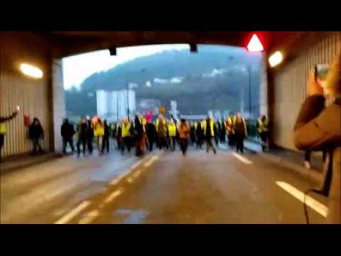 Les gilets jaunes défilent dans le tunnel sous la citadelle de Besançon