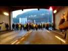 Les gilets jaunes défilent dans le tunnel sous la citadelle de Besançon