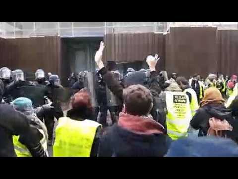 Les gendarmes mobiles chargent les gilets jaunes devant la préfecture du Doubs à Besançon