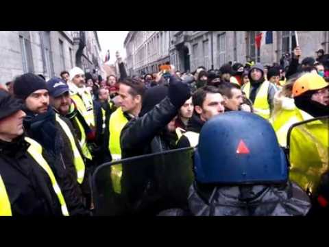 Besançon : quelque 700 gilets jaunes réunis devant les portes de la préfecture
