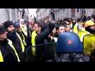Besançon : quelque 700 gilets jaunes réunis devant les portes de la préfecture