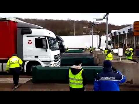 Les gilets jaunes bloquent les poids-lourds au péage de Saint-Maurice sur l'A36