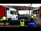 Les gilets jaunes bloquent les poids-lourds au péage de Saint-Maurice sur l'A36
