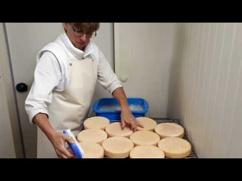 Charline Sinda présente les créations  de sa fromagerie de Moyemont