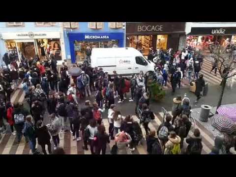 Belfort Les lycéens dans le Faubourg de France s'en prennent aux décos de Noël