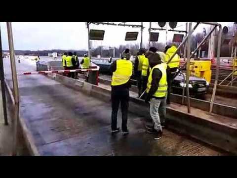Les gilets jaunes à la barrière de péage de Fontaine sur l'A36